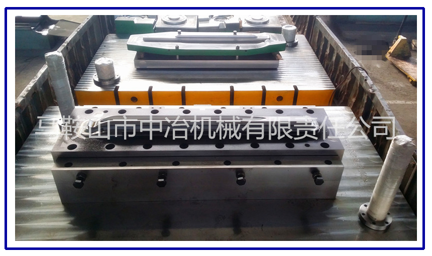 下側門折頁切邊 （上模）